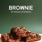 Brownie de quinua, sésamo negro y arándanos gluten free